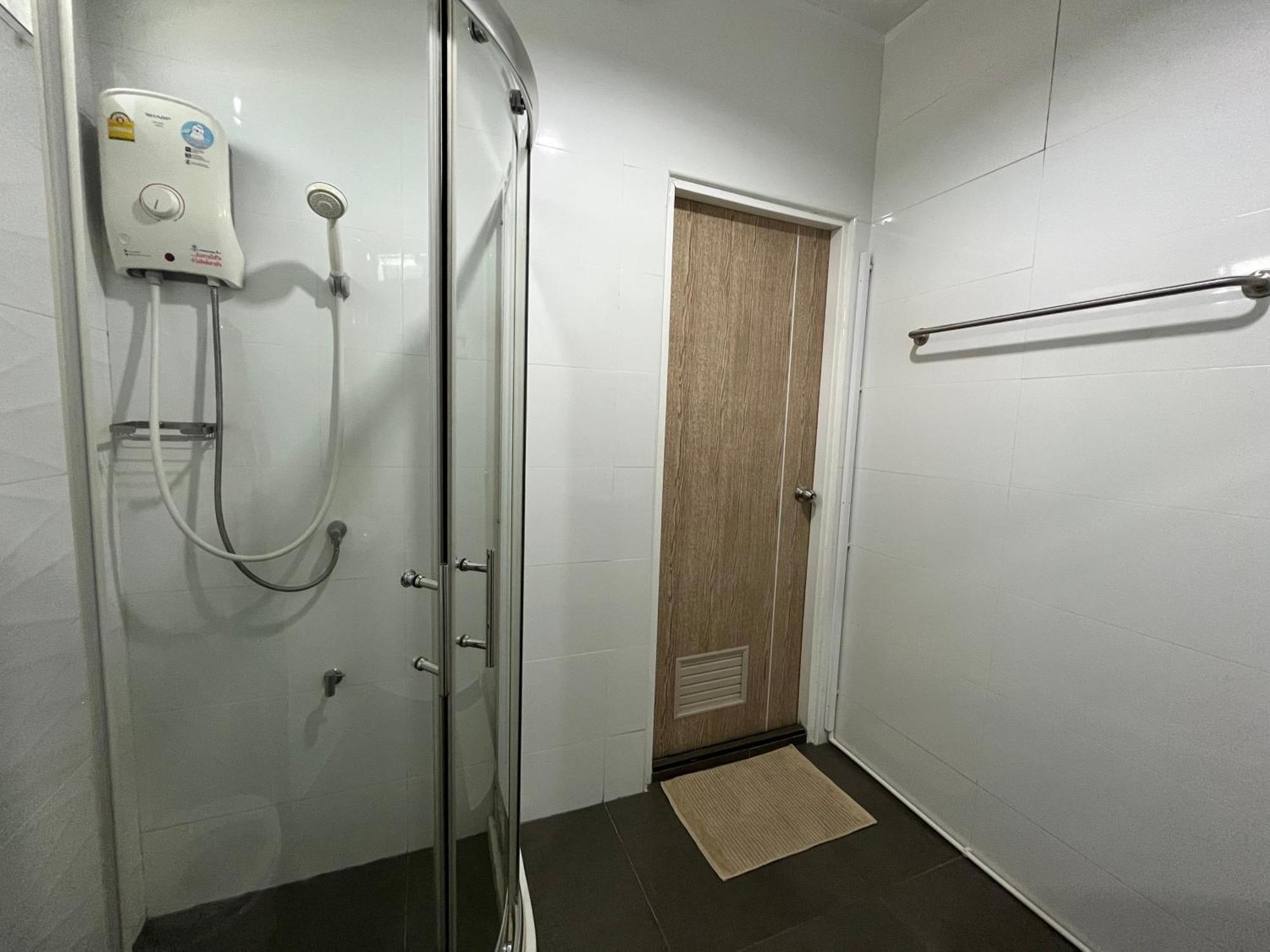Dao Jaras Fah Hometel ดาวจรัสฟ้าโฮมเทล Bangkok Buitenkant foto